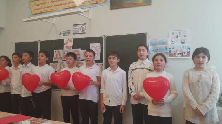 Рамазанова Иният Алижановна провела классный час в 6 Б классе ко Дню Матери..